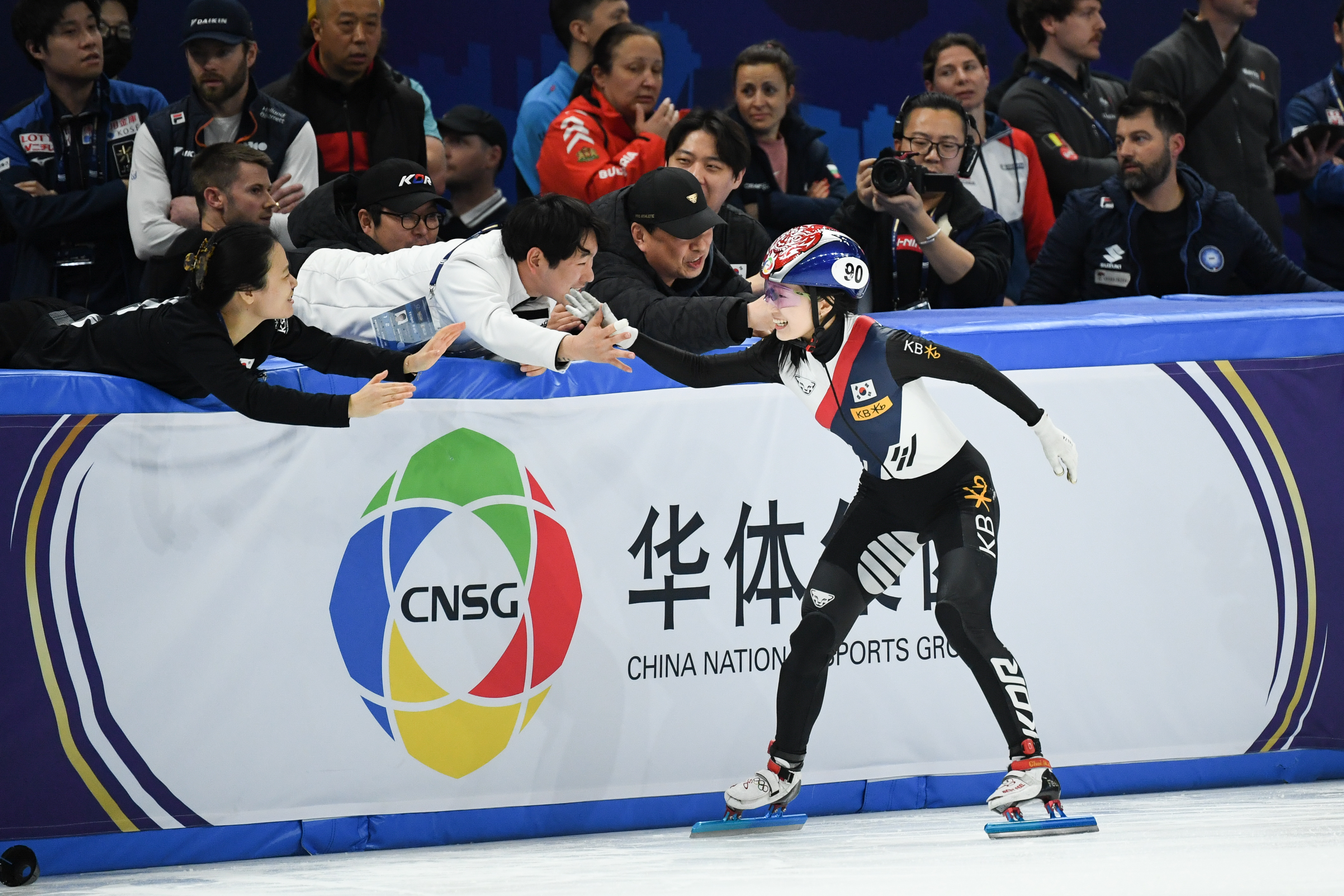 短道速滑女子米决赛韩国运动员夺冠