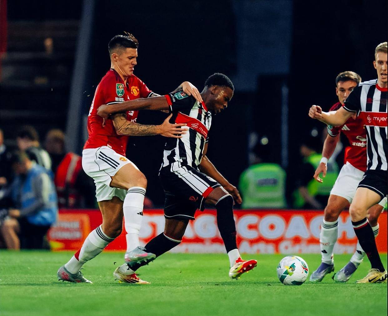 曼联遭遇惨败,遗憾止步八强 曼联遭遇惨败,遗憾止步八强