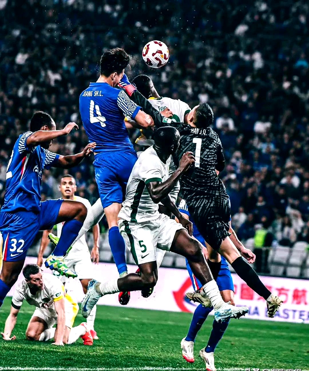 开云体育app-激烈比赛场面，球员拼尽全力