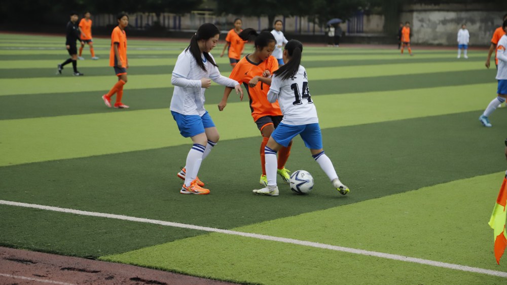 激烈角逐！足球女子团队展现出色实力的简单介绍
