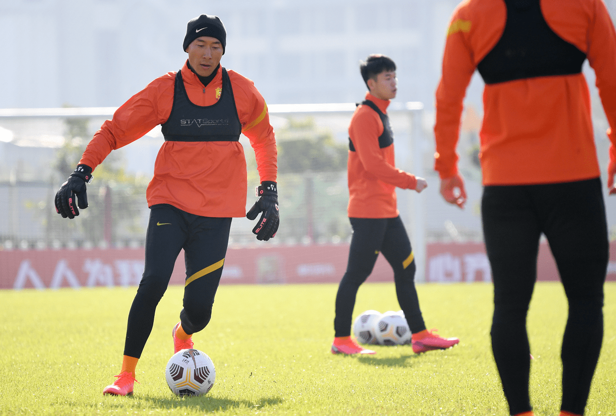 包含武汉卓尔主教练信心十足，豪言争取胜利的词条