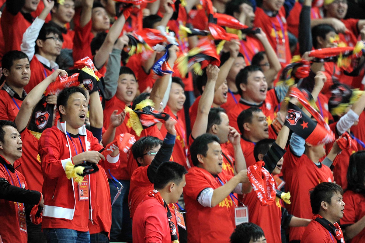 足球场上热血澎湃，球员拼搏不止