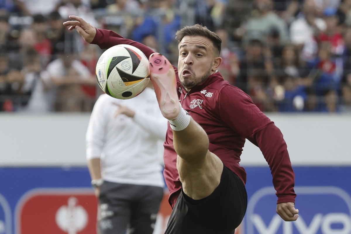 一支实力强大的足球队在比赛中崭露头角的简单介绍