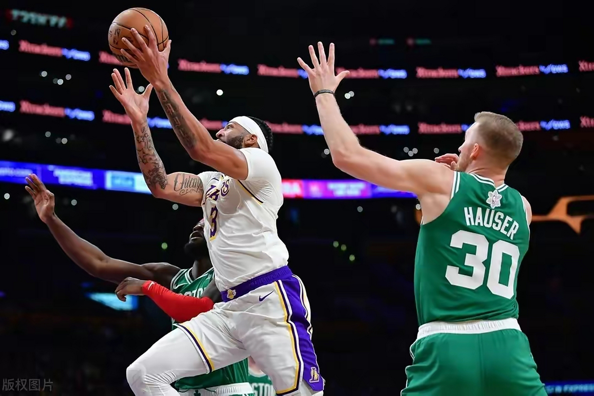 湖人客场击败凯尔特人，詹姆斯砍下三双表现稳固