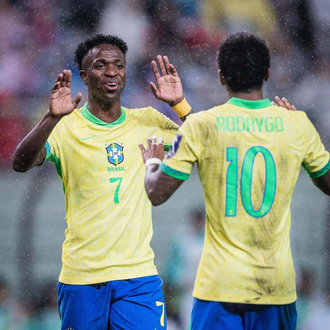 巴西代表队在足球比赛中实现逆转胜利