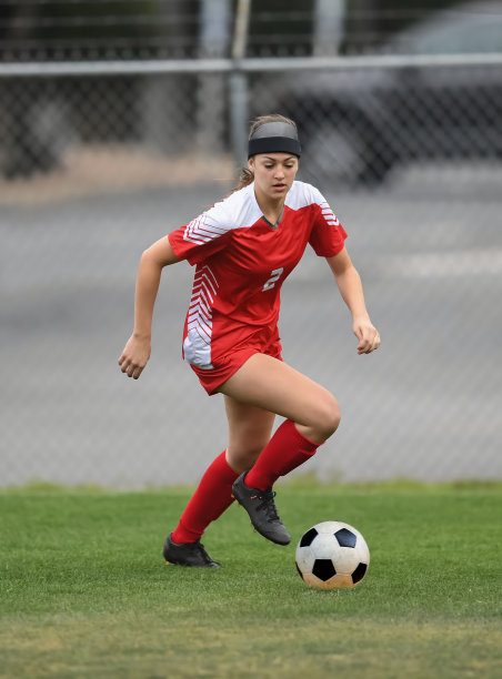 国际足球大赛：女队员技艺精湛