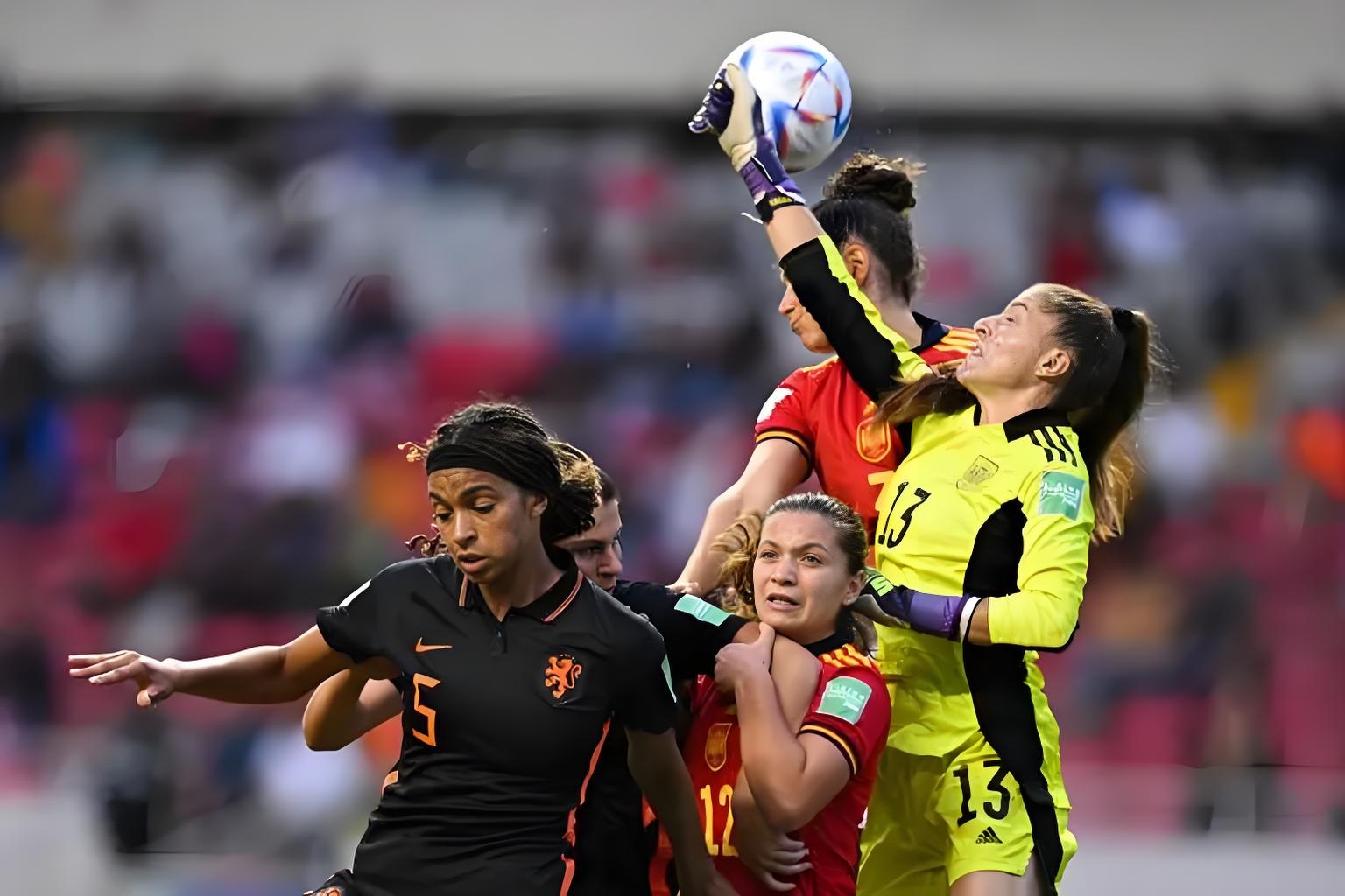 包含足坛焦点：女足比赛是否会引发争议？的词条